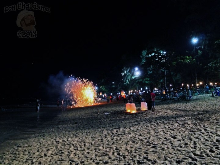 DonCharisma.org-Night-Beach-Scene-Sky-Laterns-and-Fireworks-Loy-Catong-Festival