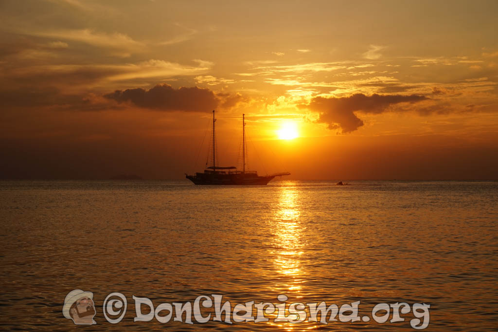 Breathtaking Sailboat Ocean Sunset #0182